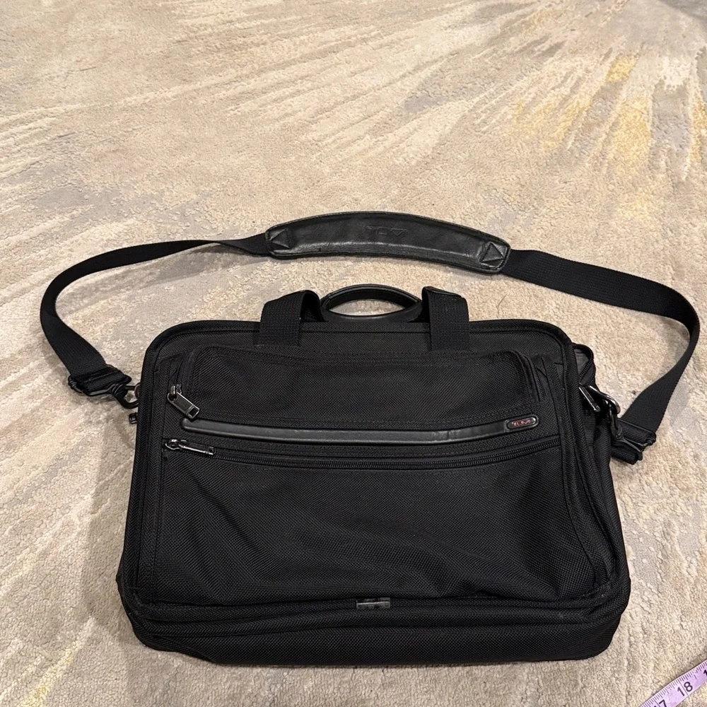 Tumi Laptop Briefcase Messenger Bag Black in EUC plenty of pockets and storage